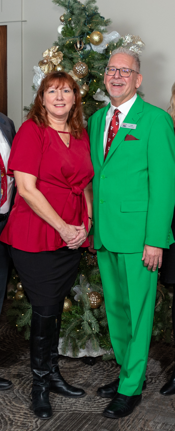 A person and person standing together

Description automatically generated